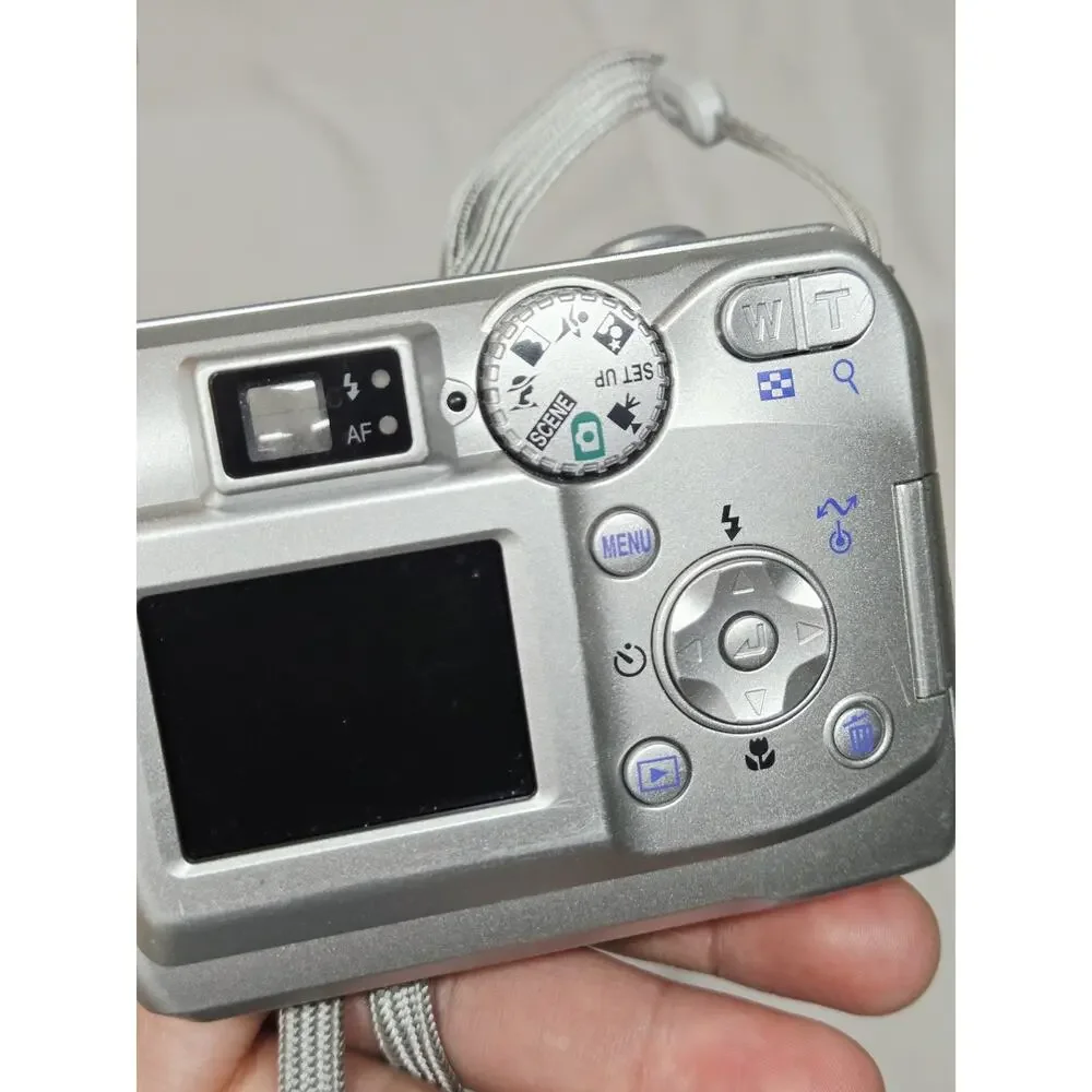 Nikon CoolPix E2200 3.2MP Compact Digital Camera Zoom Silver Works! Retro Vtg